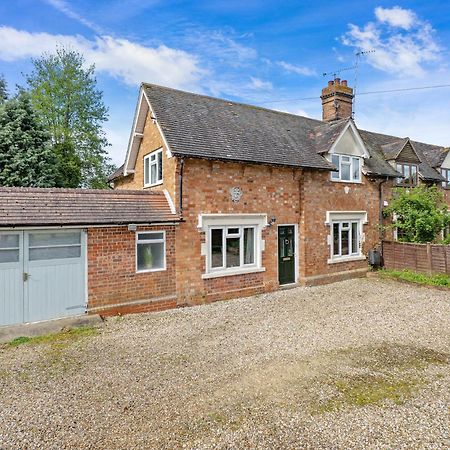 Wheelbarrow Cottage Bengeworth Номер фото