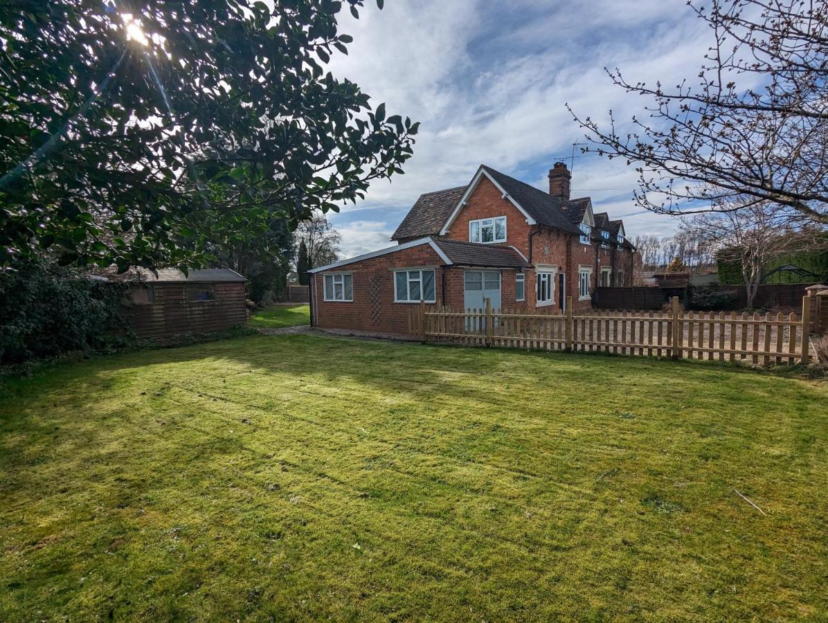 Wheelbarrow Cottage Bengeworth Экстерьер фото